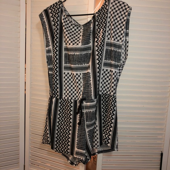 Short sleeve romper. - Picture 1 of 7